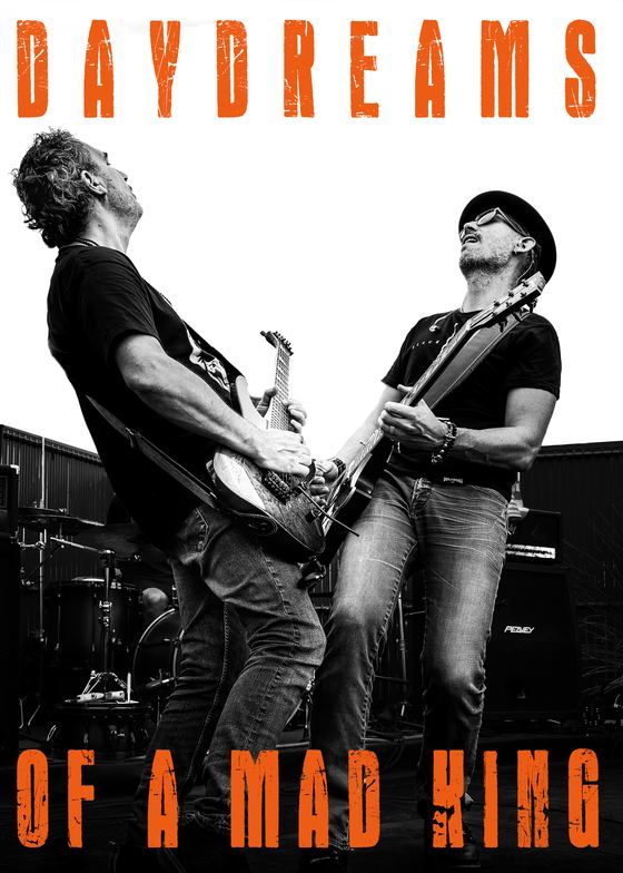 Les deux guitaristes, tête en arrière, en plein solo