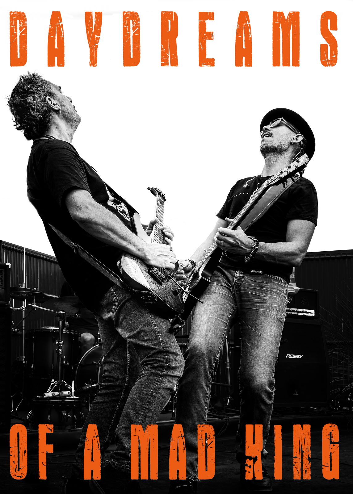 Les deux guitaristes, tête en arrière, en plein solo