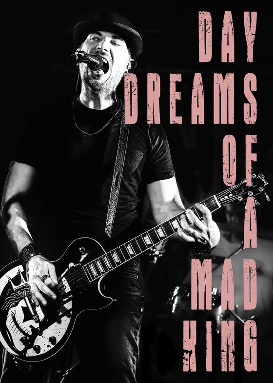 Chanteur au micro avec sa Les Paul au logo DMK