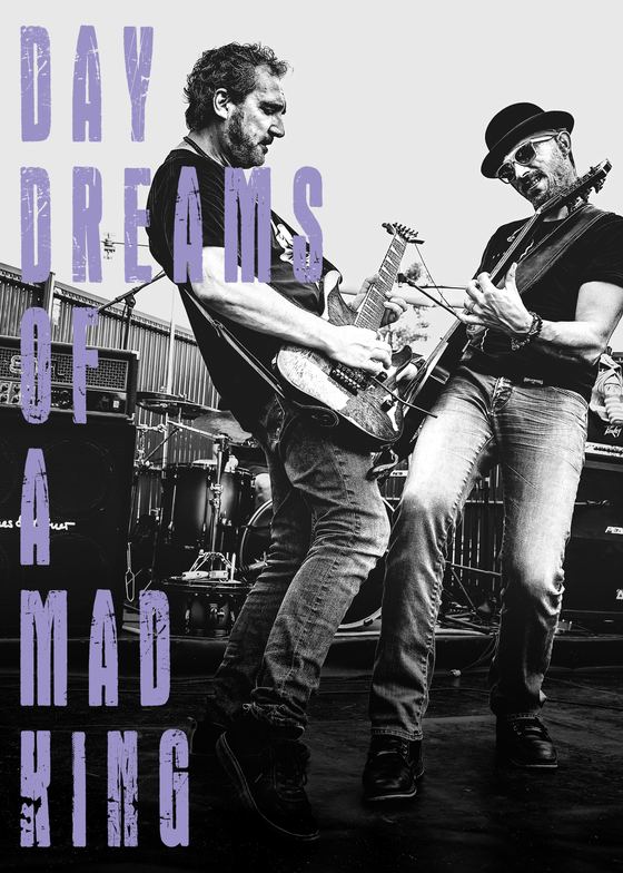 Les deux guitaristes face à face sur scène