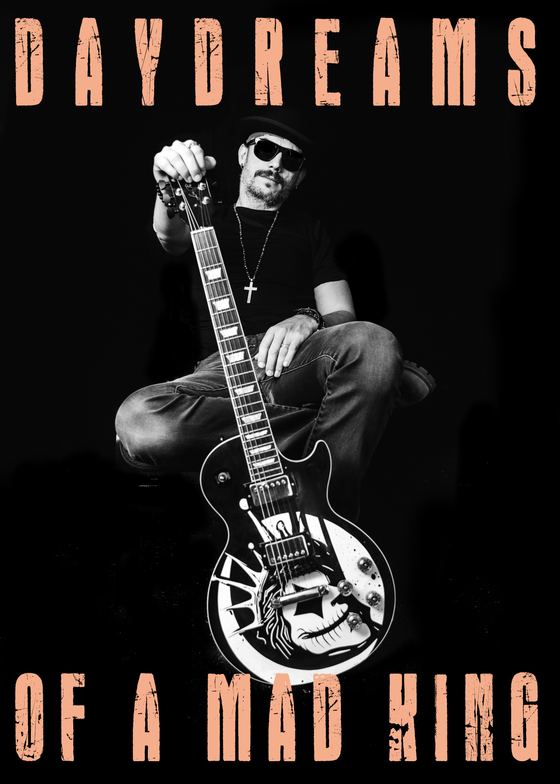 Guitariste assis, sa Les Paul au logo DMK à la main