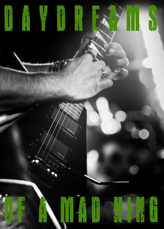 Mains sur le manche d'une guitare en V